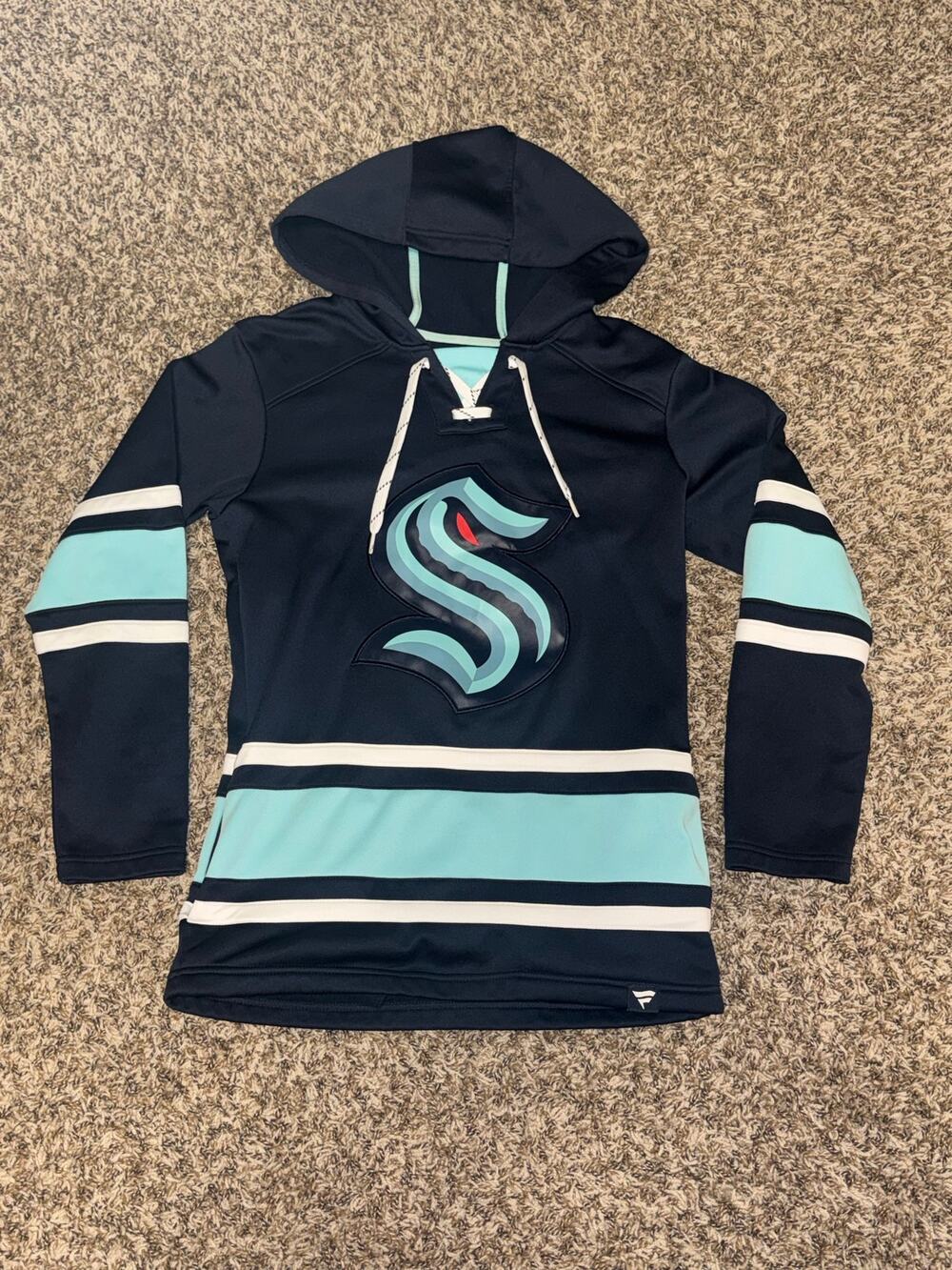 Fanatics Seattle Kraken Puck Deep Lace-Up Pullover Hoodie small